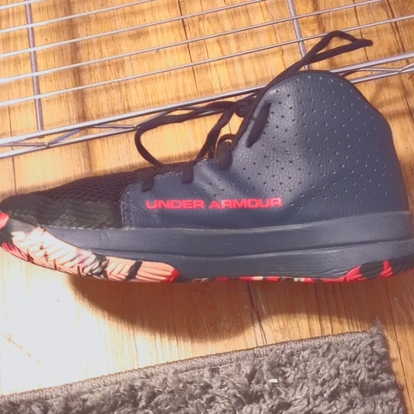 Under armor sneakers - Picture 3 of 3